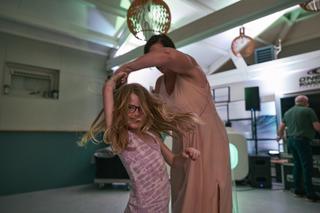 Bruidskind danst met bruid op trouwfeest, vrolijke trouwreportage Mirjam en Jorg in Strandpaviljoen Brouw Ouddorp - Trouwshoo