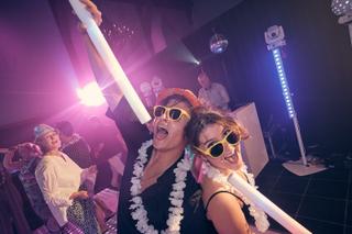 Bruidspaar Bram en Elles feest op dansfeest Het Dikke Torentje met gele zonnebrillen en lei, trouwreportage - Trouwshoot Stef
