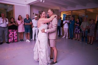 Bruidspaar Mirjam en Jorg dansen samen op receptie Strandpaviljoen Brouw, gasten kijken toe, trouwreportage - Trouwshoot Stef