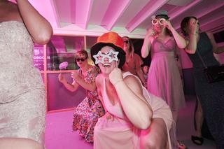 Bruidspaar Mirjam en Jorg feest in photobooth met vrienden, roze neonverlichting, bruiloft Strandpaviljoen Brouw Ouddorp - Tr