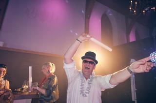 Bruidegom Bram danst uitbundig op bruiloft Het Dikke Torentje, trouwfeest met gasten, festieve trouwreportage - Trouwshoot St