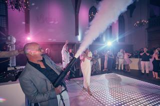Bruidspaar Bram en Elles danst onder spectaculaire CO2-effecten op bruiloft Het Dikke Torentje - Trouwshoot Stefan Segers