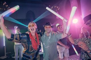 Bruidspaar Bram en Elles feest met gasten op trouwreceptie Het Dikke Torentje, neon verlichte dansvloer - Trouwshoot Stefan S