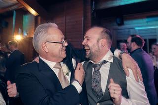 Bruidegom Jeroen en bruidegom Martijn dansen vrolijk op trouwfeest Fletcher Hotel Wipselberg Beekbergen, trouwreportage IJsse