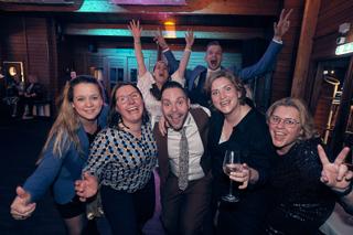 Bruidsgasten vieren uitbundig feest in verlichte zaal van Fletcher Hotel Wipselberg - Trouwshoot Stefan Segers