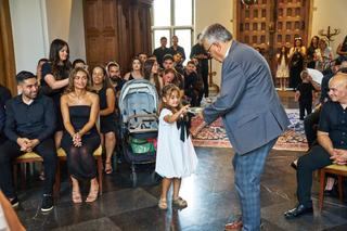 Kleine bruidsmeisje in witte jurk danst met opa tijdens het feest in het stadhuis van Venlo, familie kijkt toe - Trouwshoot S
