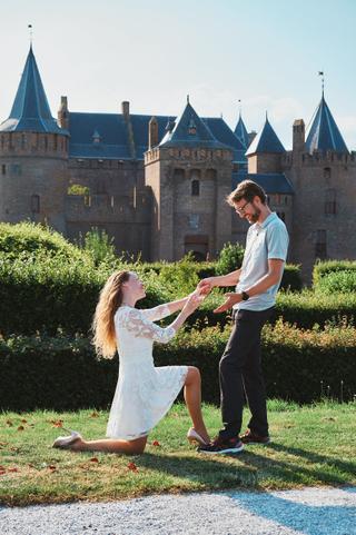 Het huwelijksaanzoek van Yvonne aan Bert bij het Muiderslot - Trouwshoot Stefan Segers