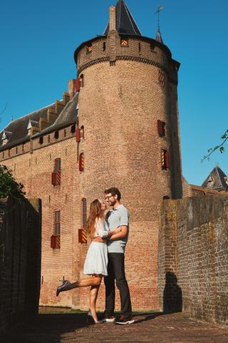 Het huwelijksaanzoek van Yvonne aan Bert bij het Muiderslot - Trouwshoot Stefan Segers