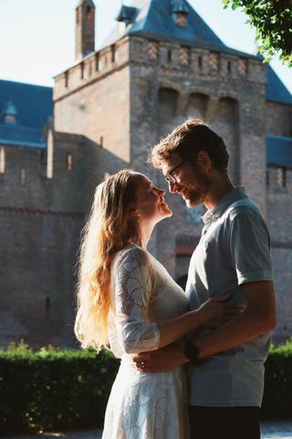 Het huwelijksaanzoek van Yvonne aan Bert bij het Muiderslot - Trouwshoot Stefan Segers