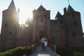 Het huwelijksaanzoek van Yvonne aan Bert bij het majestueuze Muiderslot, onder het zonnige licht - Trouwshoot Stefan Segers