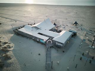 Luchtfoto van Strandpaviljoen Brouw in Ouddorp: het moderne wit architectuur aan het strand waar Mirjam en Jorg hun dag vierd