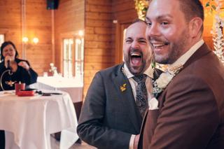 Jeroen en Martijn lachen voluit tijdens hun bruiloft op Fletcher Hotel Wipselberg in Beekbergen - Trouwshoot Stefan Segers