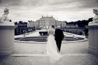 Bruidspaar Jaqueline en Willem lopen hand in hand bij Paleis het Loo Apeldoorn, klassieke trouwreportage - Trouwshoot Stefan