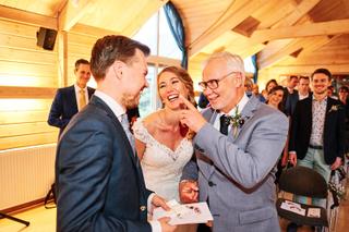 Bruidspaar Kirsten en Jouke feliciteert vader op trouwceremonie Park Hugo de Vries Lunteren, vrolijke trouwreportage - Trouws
