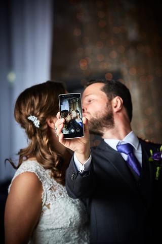 Bruidspaar maakt selfie met telefoon tijdens hun trouwdag in Land van Belofte Moerkapelle - Trouwshoot Stefan Segers