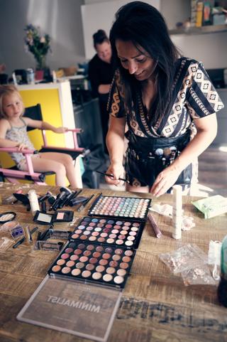 Bruidsmakeup artist bereidt zich voor met make-up palettes en kwasten in atelier - Trouwshoot Stefan Segers