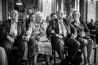 Bruidsfamilie Jeroen en Evelien kijkt aandachtig tijdens ceremonie Stadhuis Rotterdam, trouwreportage Kop van Zuid - Trouwsho