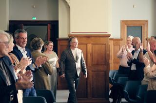 Gasten applaudisseren voor het bruidspaar Jiska en Gerrit in het Stadhuis Rotterdam - een intiem en emotioneel moment - Trouw