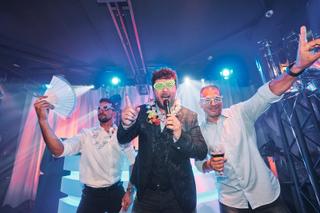 Bruidegom Liad en getuige Wilfried feestvieren met vrienden in neon-party sfeer, trouwfeest The Boathouse Kralingen - Trouwsh