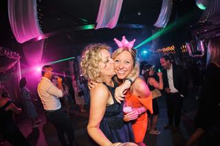 Bruidspaar Liad en Wilfried feest op dansfeest in The Boathouse Kralingen, trouwreportage Kralingse bos - Trouwshoot Stefan S
