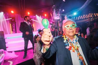 Bruidspaar Liad en Wilfried feest op dansfeest bij The Boathouse Kralingen, kleurrijke trouwreportage met neon verlichting -