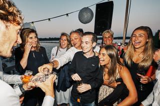 Bruidspaar Liad en Wilfried vieren feest met gasten aan het water, trouwreportage The Boathouse Kralingen - Trouwshoot Stefan