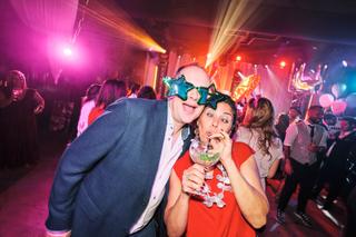 Bruidspaar Liad en Wilfried feest op trouwreceptie The Boathouse Kralingen, dansfeest met neon verlichting en vrolijke gasten