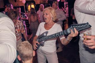 Bruidsgast Lynn speelt opblaas-gitaar op trouwfeest, feestelijke sfeer bruiloft Dennis en Kim Kasteel De Hooge Vuursche - Tro