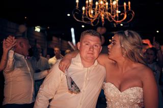Bruidspaar Jacky en Jordy dansen onder kristallen kroonluchter op receptie Wantij Paviljoen Dortrecht, trouwreportage - Trouw