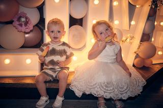 Kinderen Jacky en Jordy spelen in verlichte fotohoek bruiloft Wantij Paviljoen Dortrecht, trouwreportage - Trouwshoot Stefan