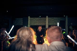 Bruidspaar Jacky en Jordy dansen onder sterren op receptie Wantij Paviljoen Dortrecht, trouwreportage avondfeest - Trouwshoot