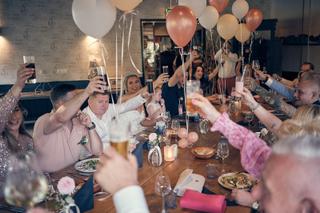 Bruidspaar Jacky en Jordy vieren feest met gasten aan tafel, ballonnen en toasts bij Wantij Paviljoen Dortrecht, trouwreporta