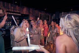 Bruidspaar Jacky en Jordy vieren feest met gasten, ledenlicht ceremonieel moment trouwreportage Wantij Paviljoen Dortrecht -