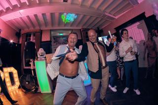 Bruidegom Dennis feest op dancefloor met gasten tijdens huwelijksfeest Kasteel De Hooge Vuursche Rotterdam, trouwreportage -