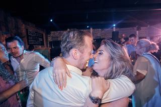 Bruidspaar Jacky en Jordy dansen samen op bruiloft Wantij Paviljoen Dortrecht, feestelijke trouwreportage - Trouwshoot Stefan