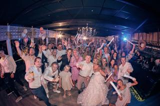 Bruidspaar Jacky en Jordy feesten met gasten in Wantij Paviljoen Dortrecht, dansfeest trouwreportage - Trouwshoot Stefan Sege