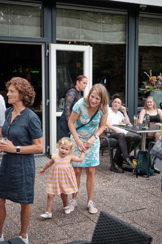 Moeder en dochter dansen uitgelaten op het terras van Wantijpaviljoen tijdens het jubileumfeest - Trouwshoot Stefan Segers