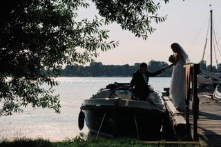 Bruidspaar Liad en Wilfried bij zijspan motorfiets op steiger The Boathouse Kralingen, romantische trouwreportage - Trouwshoo