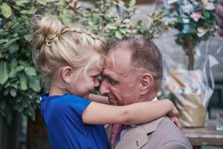 Bruidspaar Mirjam en Jorg in intiem moment tussen bloeiende rozen, hoofd tegen hoofd in tedere omarming - Trouwshoot Stefan S