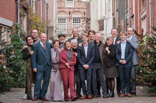 Familiefoto tijdens de bruiloft van Guido en Christel in het oude centrum van Dordrecht - Trouwshoot Stefan Segers