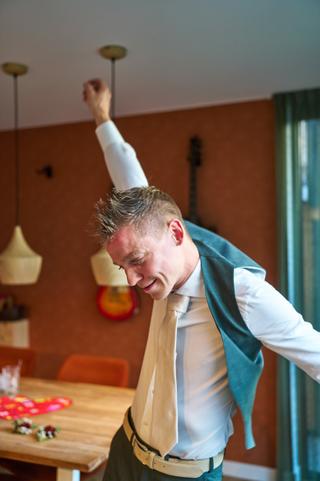Glenn gooit confetti in de lucht tijdens zijn bruiloft met Karlijn bij Breezze in Vierpolders - Trouwshoot Stefan Segers