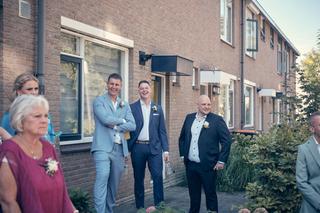 Jordy en Jacky met hun getuigen en gasten op het terras van Wantij Paviljoen in Dortrecht, vol warmte en geluk - Trouwshoot S