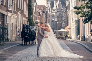 Bruidspaar Jacky en Jordy kussen in historische straat Dortrecht, trouwreportage Wantij Paviljoen - Trouwshoot Stefan Segers