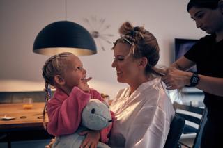 Bruid Kim met dochter Jayce in warme ochtendsfeer, innig moment vol liefde en vreugde - Trouwshoot Stefan Segers