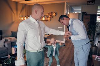 Bruidegom Dennis en getuige delen vrolijke momenten met bruidsjongen Jayce in groen pak - Trouwshoot Stefan Segers