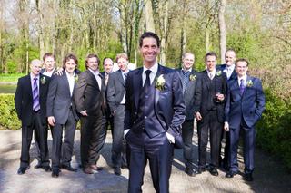 Bruidegom Sander met groomsmen in pak en corsage in park Margreet Rhoon Rotterdam, trouwreportage - Trouwshoot Stefan Segers