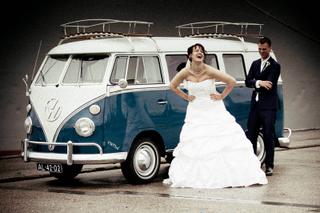 Bruid in witte jurk poseren voor vintage VW-busje met bruidegom, trouwreportage Maassluis en Rotterdam - Trouwshoot Stefan Se