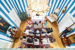 Bruidegom bereidt zich voor in stijlvol interieur met blauw-wit gestreept plafond, destination wedding voorbereiding — T