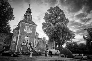Bruidspaar voor historische kerk, destination wedding fotografie in zwart-wit — Trouwshoot Stefan Segers