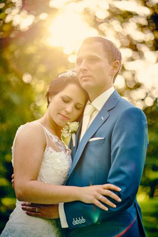 Bruidspaar omarmt elkaar in gouden zonlicht, destination wedding fotografie met romantische sfeer — Trouwshoot Stefan Se